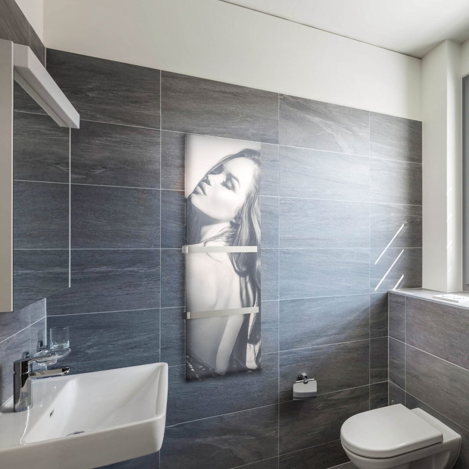 badkamer met handdoekdroger foto vrouw handdoekverwarmer
